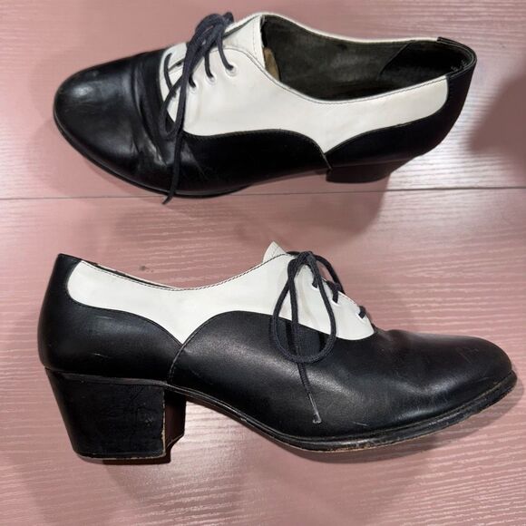 Vintage 1970s Two Tone Saddle Shoes // Black and White Leather Lace Up Cuban Hee - Picture 1 of 7
